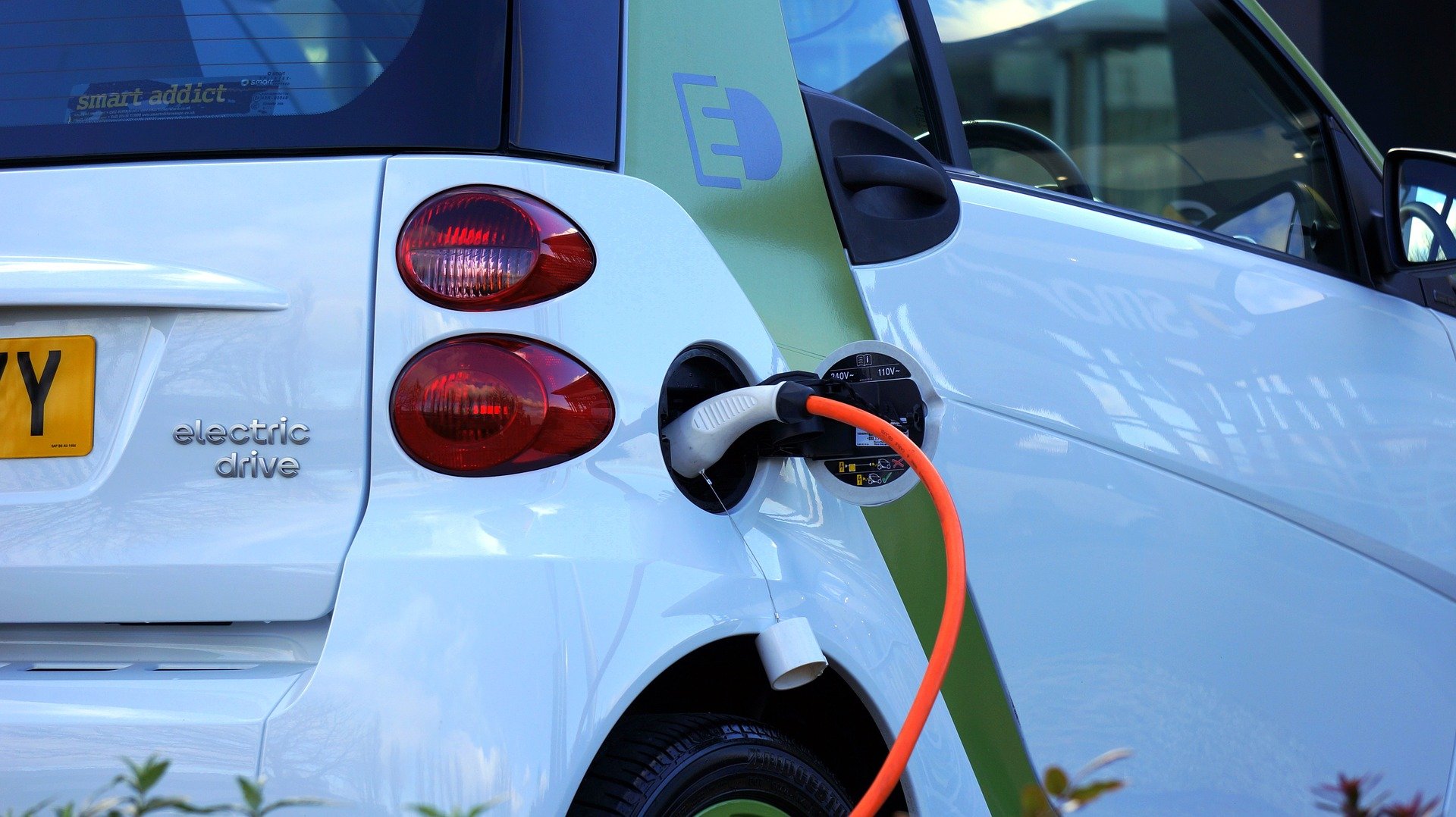 UK cuts electric vehicle grants by £500