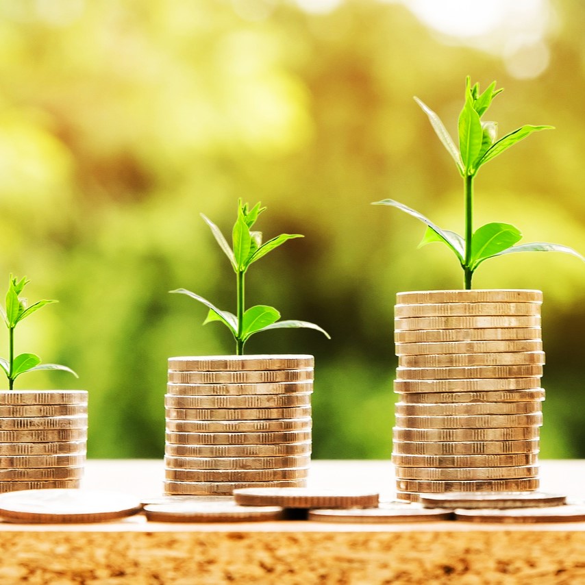 UK economy returns to growth as inflation dips